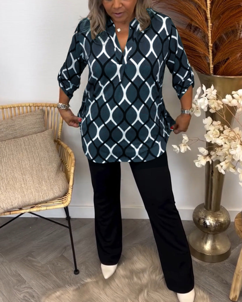 Solène™ – Blouse Graphique à Col en V